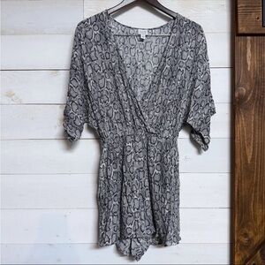 Peyton Jensen Snake Print Romper Size Small Gray V-Neck Short‎ Sleeve